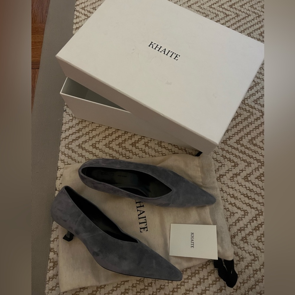 KHAITE Seville V-Neck Pump in Slate